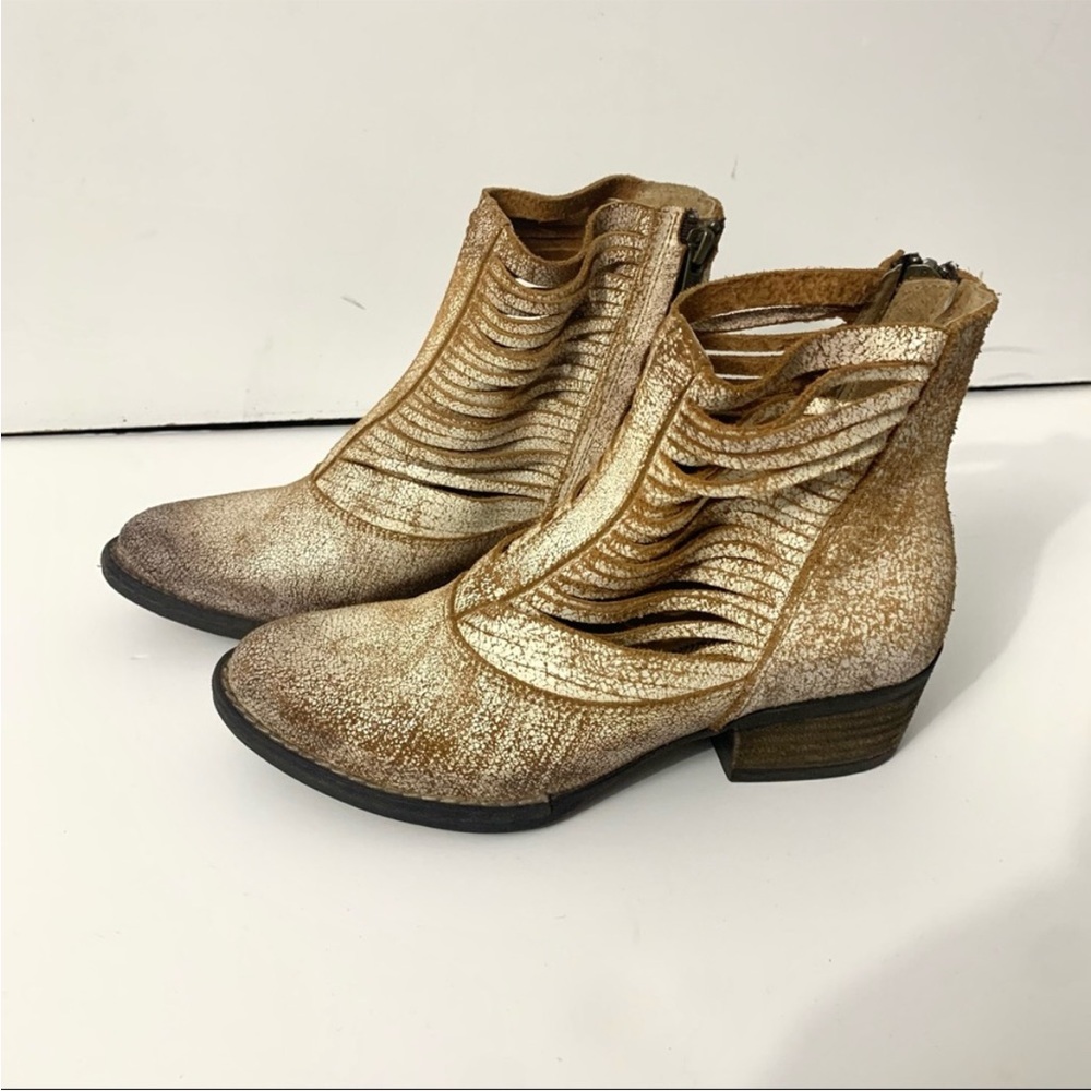 Sbicca white & gold heeled booties